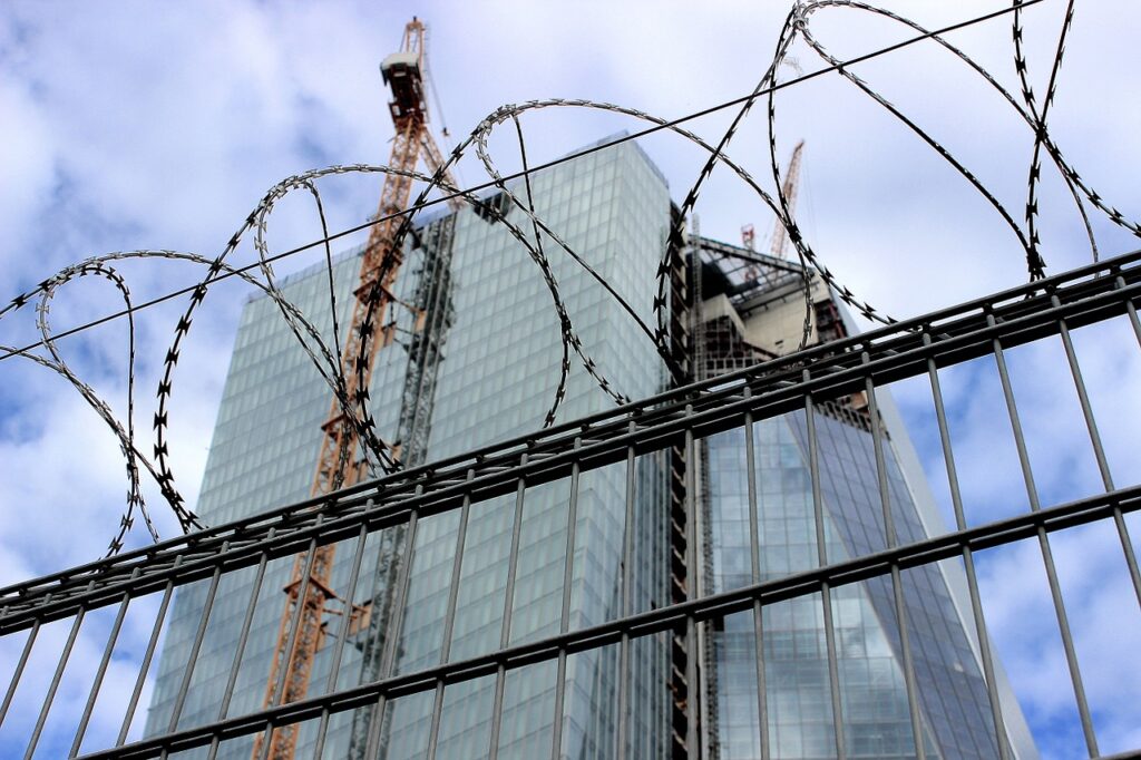 grattacielo della Bce circondato da filo spinato